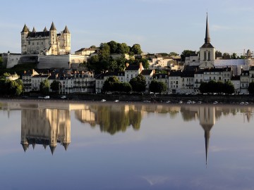 Saumur et son château se reflétant dans la Loire