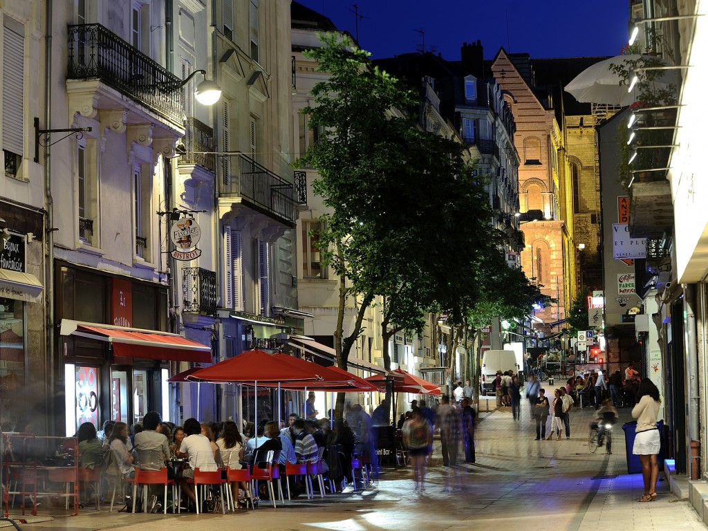 La rue Saint Laud en soirée